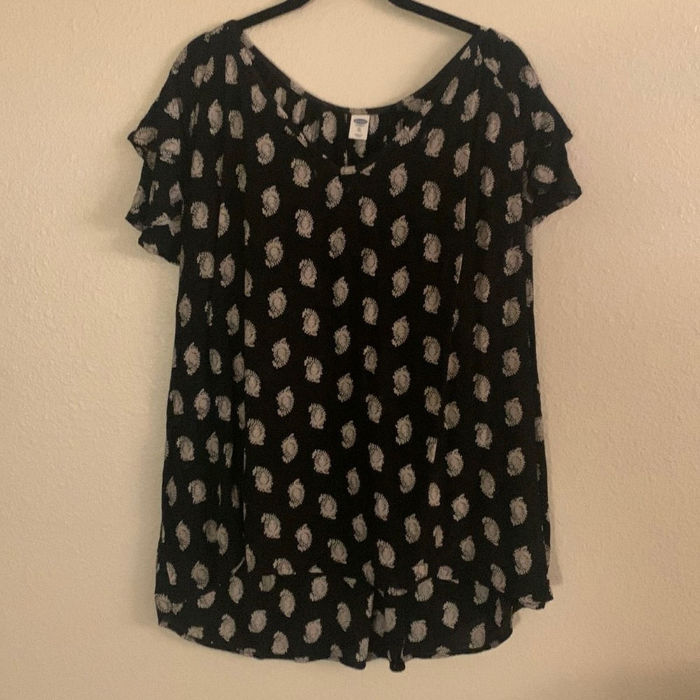 XL Old Navy Short Sleeved black and cream blouse